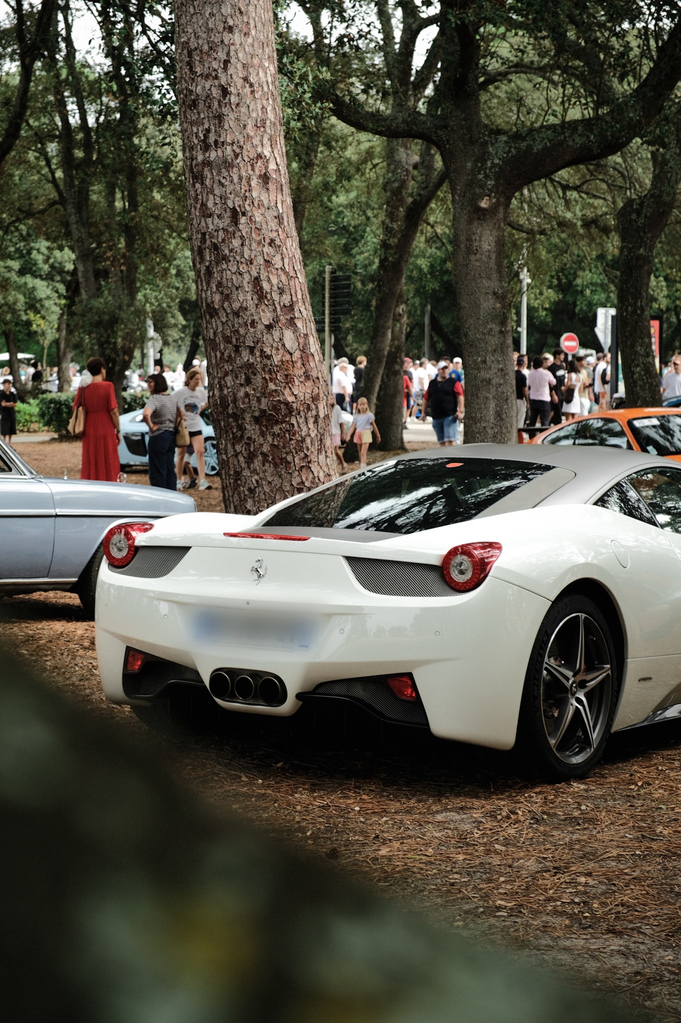 Ferrari 458 Italia blanche vue de l'arrière au milieu du rassemblement