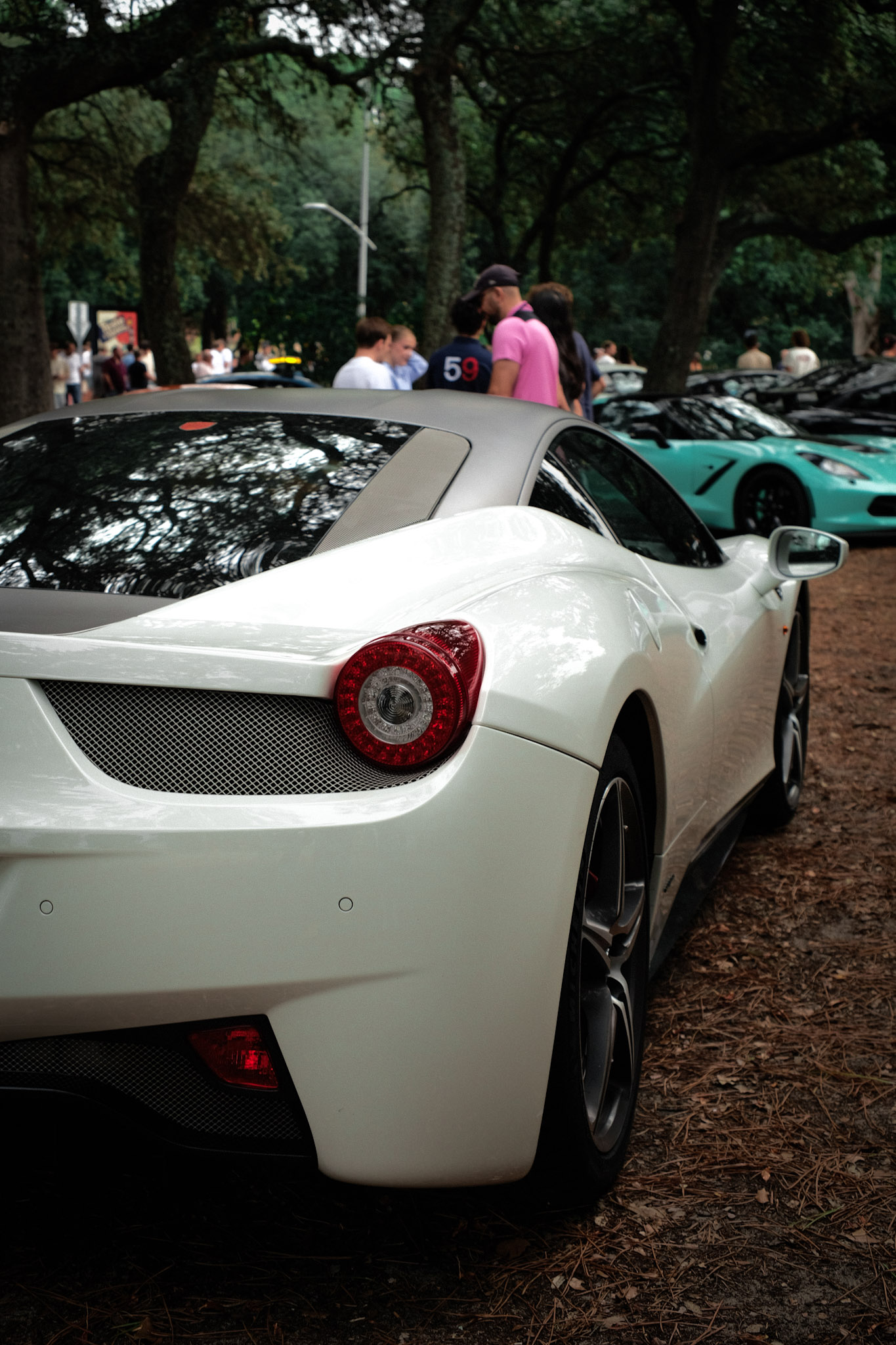 Arrière trois-quarts d'une Ferrari 458 Italia blanche