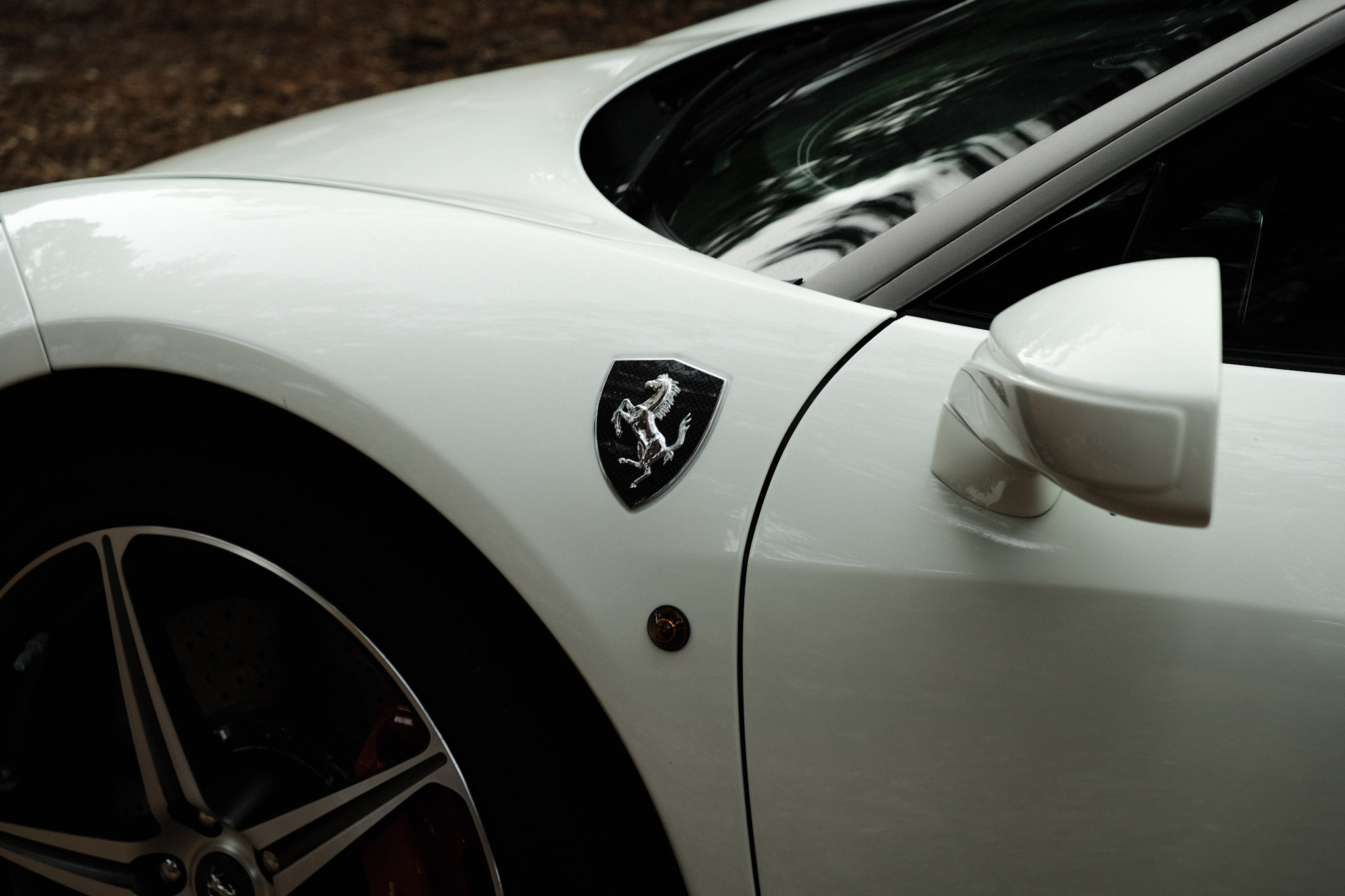 Bouclier Ferrari sur l'aile d'une 458 Italia blanche