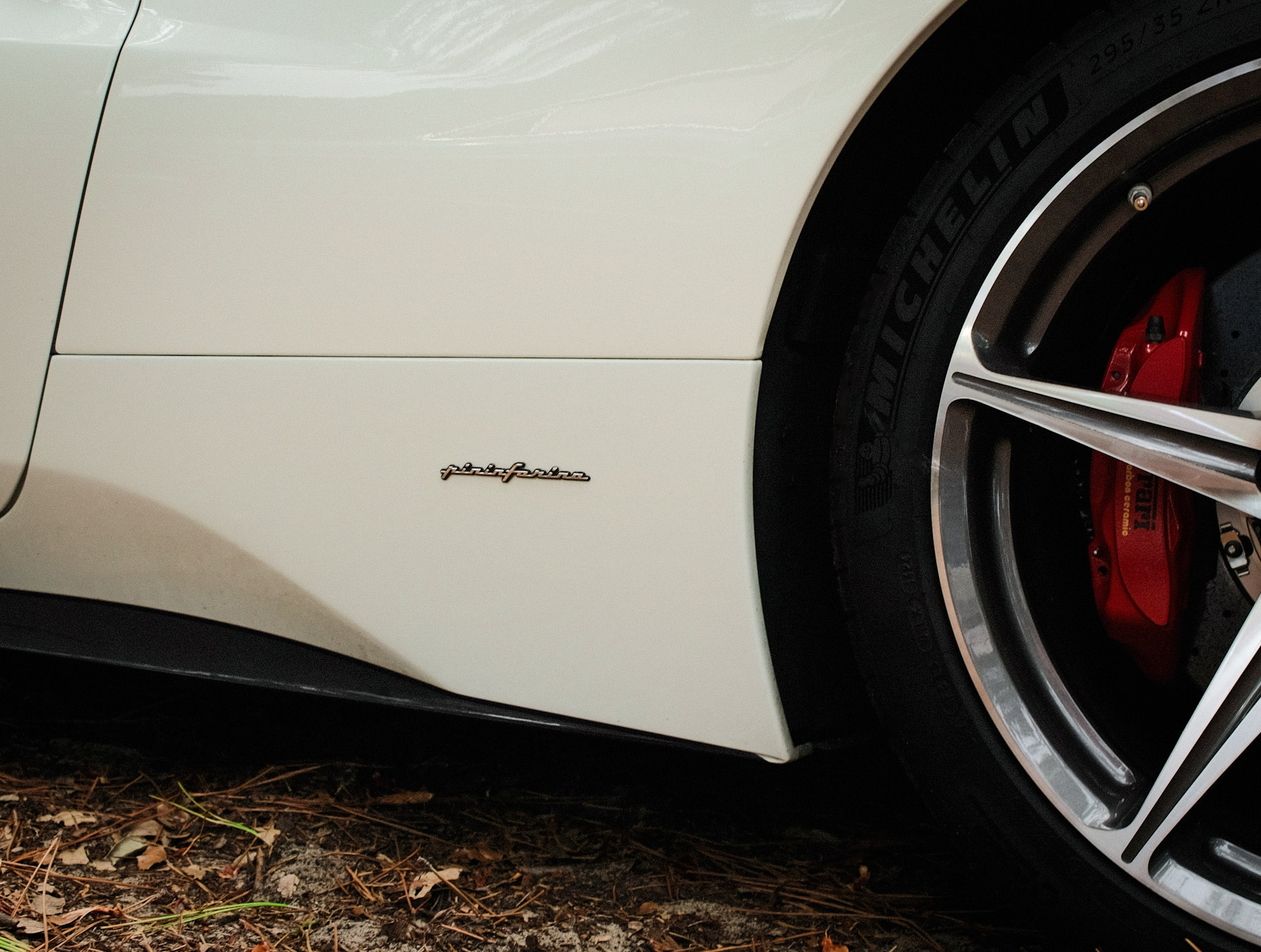 Signature Pininfarina et roue arrière d'une Ferrari 458 Italia