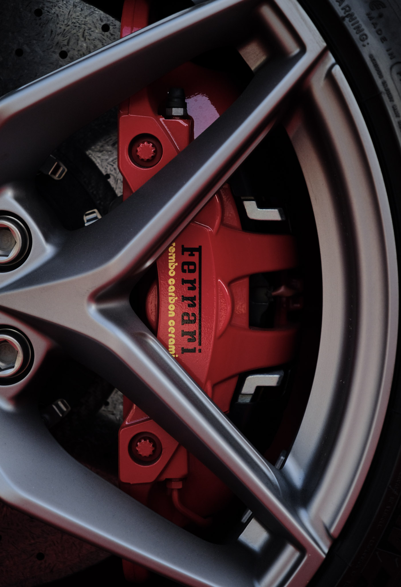 Étrier Brembo Carbon Ceramic rouge vif — jante anthracite 5 branches, disque carbone perforé