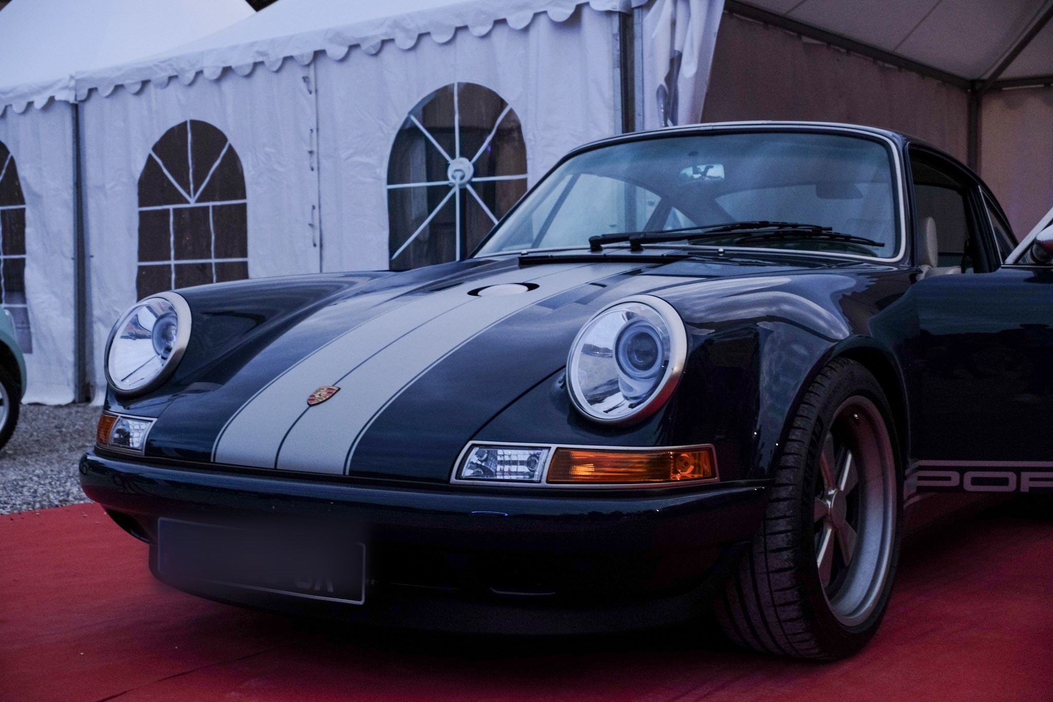 Singer 911 Classic — trois quarts avant, bleu nuit, bandes grises, phares ronds
